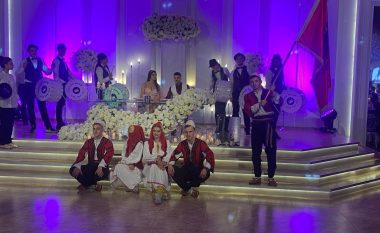 Çifti i famshëm shqiptar fejon djalin, festa gjigante “bashkoi” dy këngëtaret shqiptare që janë në sherr prej vitesh (FOTO LAJM)