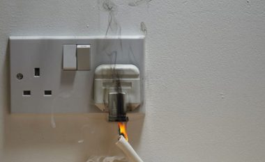 6 shenjat që tregojnë se shtëpia juaj ka probleme elektrike