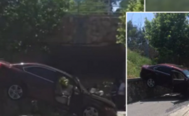 Makina humb kontrollin dhe bie nga mbikalimi në Tiranë, një e plagosur