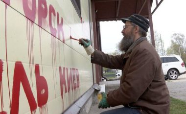 Pronari rus “sfidon” Kremlinin, në muret e biznesit slogane kundër luftës