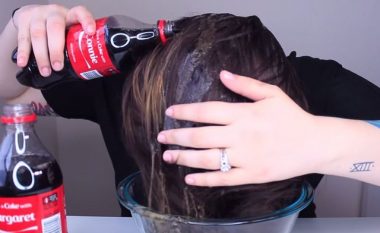Trendi i çuditshëm për të larë flokët me Coca Cola, arsyeja pse duhet ta praktikoni dhe ju