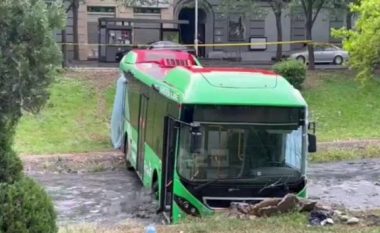 HETIMET/ Autobusi përfundoi në Lanë, shoferi “në telashe” me policinë