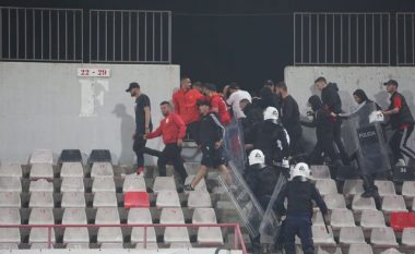 Tifozët e Partizanit shkulin stolat e stadiumit “Elbasan Arena”, shkaktojnë trazira (VIDEO)
