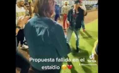 Propozimi për martesë në stadium përfundon keq, gruaja ikën (VIDEO)