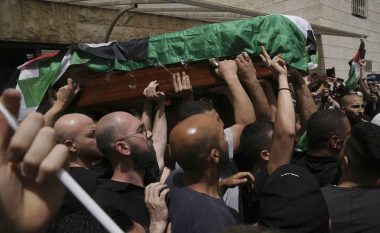 Përleshje në varrimin e gazetares së Al Jazeera, arkivoli gati sa nuk bie në tokë