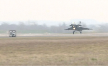 Momente tmerri, dy avionë ushtarakë francezë përplasen në ajër