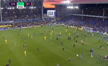 Gol në minutën e 84′, tifozët e Evertonit futen në fushë (VIDEO)