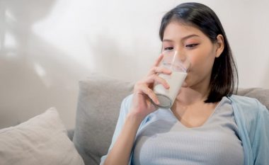 Jo më ujë, befason studimi: Një gotë me qumësht para gjumit ka efekte që as nuk u kishin shkuar në mendje