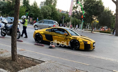 “Audi R8” e pëson në mes të Tiranës (FOTO LAJM)
