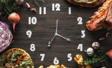 Koha e ushqimit mund të ndikojë në plakjen më të shpejtë