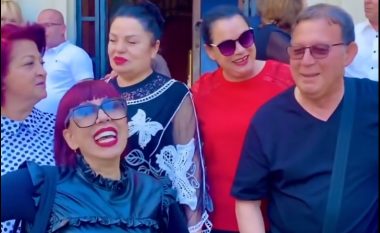 Kthehen pas në kohë, Irma, Ema dhe Kozma Dushi ia marrin këngës: Eja o shoku ynë (VIDEO)