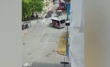 Shokuese: Momenti kur një top i madh ndan në dy pjesë autobusin në rrugë (VIDEO)