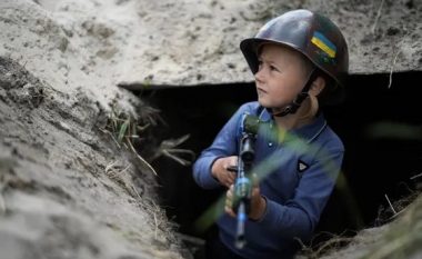 Ukrainë, aty ku edhe fëmijët luajnë “luftash” (FOTO LAJM)