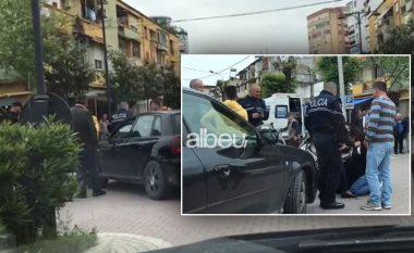 Aksident i rëndë në Elbasan, makina përplas keq gruan! Pritet ambulanca (VIDEO)