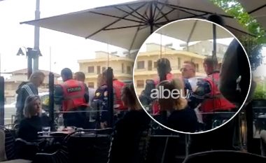 Përplasja me armë me policin, momenti kur policia e “rrethon” në kafene autorin dhe “i hedh” prangat (VIDEO)