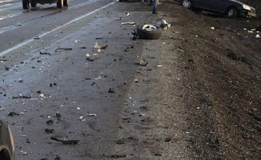 Pëplasen “Benz-at” në Fier, plagosen drejtuesit e dy automjeteve