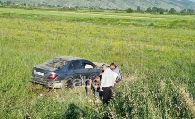 Makina del nga rruga në Lezhë dhe përfundon mes arës, lëndohen dy pasagjerë