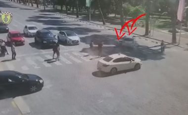 Policia nxjerr pamjet, momenti kur shoferi aksidenton këmbësoren në vijat e bardha në Tiranë (VIDEO)