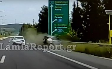 Pamjet e frikshme të aksidentit, momenti kur shqiptari pa patentë përplasi për vdekje grekun (VIDEO)