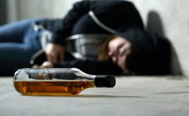 Konsumuan alkool artizanal, helmohen dhe vdesin 8 persona