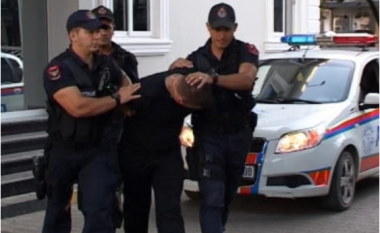 Shkeli “arrestin e shtëpisë”, 28- vjeçari kapet duke shëtitur lirshëm me armë me vete