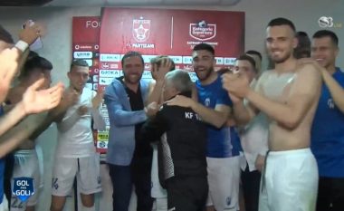 Lojtarët e Tiranës nuk përmbahen, ndërpresin intervistën dhe festojnë bashkë me Shehin (VIDEO)