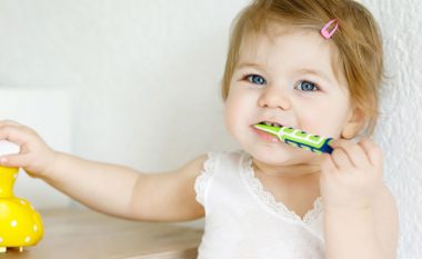 Në çfarë moshe duhet të fillojnë fëmijët të lajnë dhëmbët