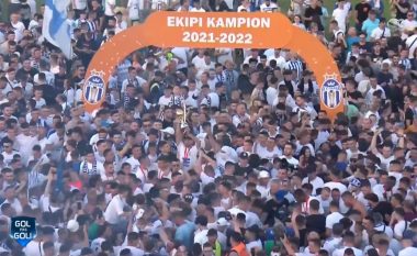 Tifozët “pushtojnë” fushën, momenti kur lojtarët e Tiranës ngrejnë trofeun (VIDEO)