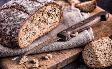Ky sekret i vogël do t’ju ndihmojë të ktheni bukën e ndenjur në të freskët sërish