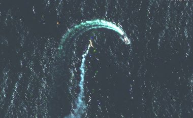 Pamjet satelitore, momenti kur anija ruse shpëton “për një fije” nga raketat ukrainase pranë Ishullit të Gjarpërinjve (FOTO LAJM)