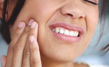 Si të shpëtoni nga dhimbjet e dhëmbit gjatë natës