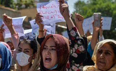 “Mjaft me kufizime”, gratë në Kabul ngrihen në protestë