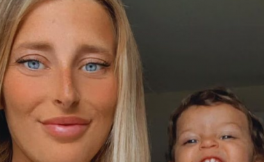Vogëlushi 18 muajsh ra në pusetë, reagimin e nënës do ju befasojë (VIDEO)