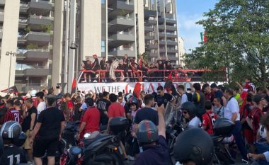 Festa në rrugët e Milanos, Maignan dhe Rebic mbajnë një banderolë që ofendon Interin (FOTO LAJM)