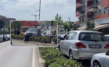 Fuoristrada me targa greke futet kundërvajtje dhe përplaset me trafik ndarësen, bllokohet trafiku në Fier-Patos (VIDEO)