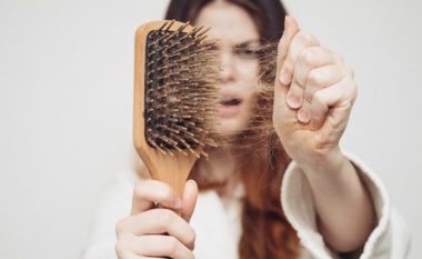 Çfarë e shkakton rënien e flokëve?