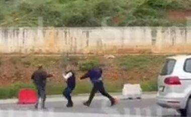 Pamje si në filma në Kosovë: Shoferi i kamionit nxjerr thikën, doganieri i vërsulet me lopatë e polici me armë (VIDEO)