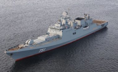 Forcat e Putinit vijojnë “tkurrjen”, merr flakë fregata ruse në Detin e Zi