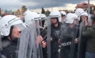 Protestat në Rinas, Policia përplaset fizikisht me banorët