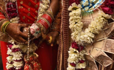 Ikin dritat gjatë ceremonisë martesore, motrat indiane “ngatërrojnë” dhëndrat