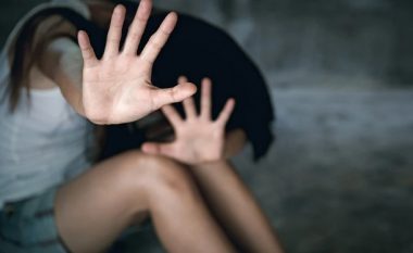Tmerr në Kretë, katër vajza të mitura abuzohen nga nëna dhe babai i tyre