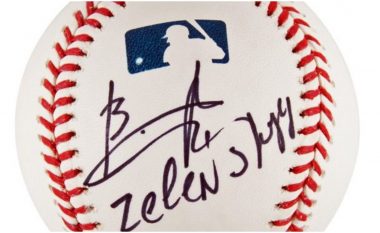Del në ankand topi i bejsbollit i nënshkruar nga Zelensky, kap shifrat marramendëse