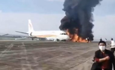 Avioni largohet nga pista dhe merr flakë para se të ngrihet, momenti kur pasagjerët ikin me vrap (VIDEO)