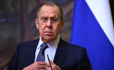 Rusia vijon retorikën, Lavrov: Do të ngremë çështjen e “bombës së pistë” që Ukraina po përgatit në OKB