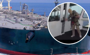 Momenti kur marina iraniane merr peng 2 anijet greke (VIDEO)