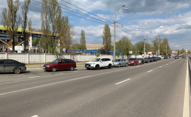 Radhë të gjata makinash në Kiev, mungesë në disa pika karburanti
