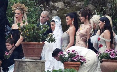 Dasma më e pazakontë, si u shfaq Klani Kardashian-Jenner në ceremoninë martesore të Kourtney dhe Travis (FOTO LAJM)