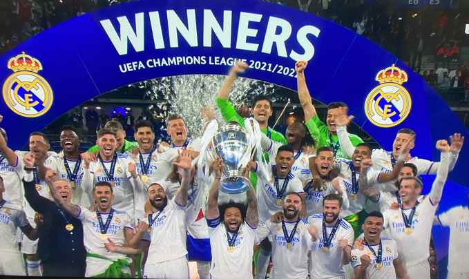 Real Madrid në festë, Marcelo ngre kupën e Champions League
