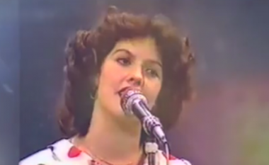 U largua nga Shqipëria në fillim të viteve ‘90, e gjeni dot për kë këngëtare bëhet fjalë