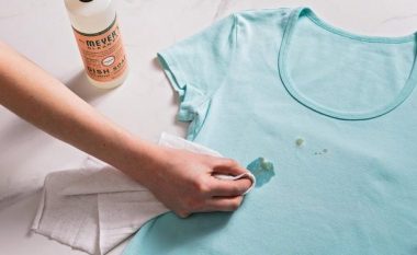 Tri hapa që duhet të ndiqni për të hequr njollat e rrobave